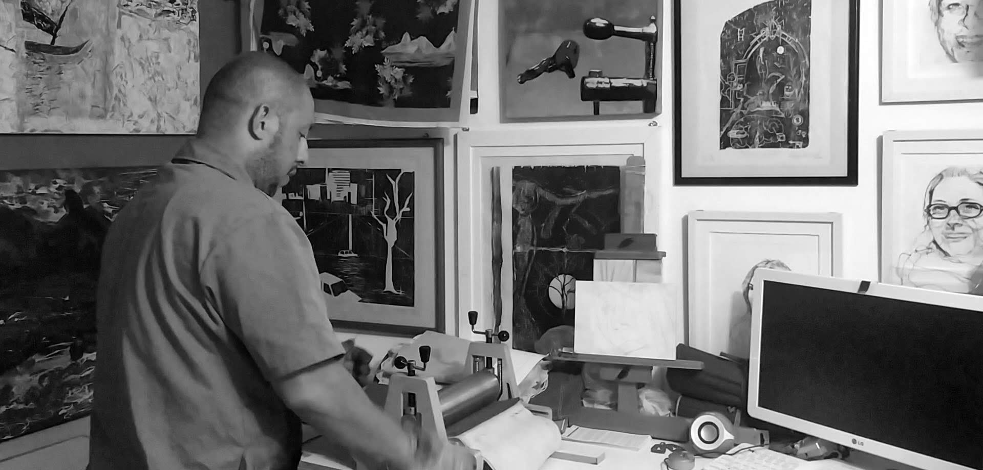 Atelier de Celestino Neto com obras em processo